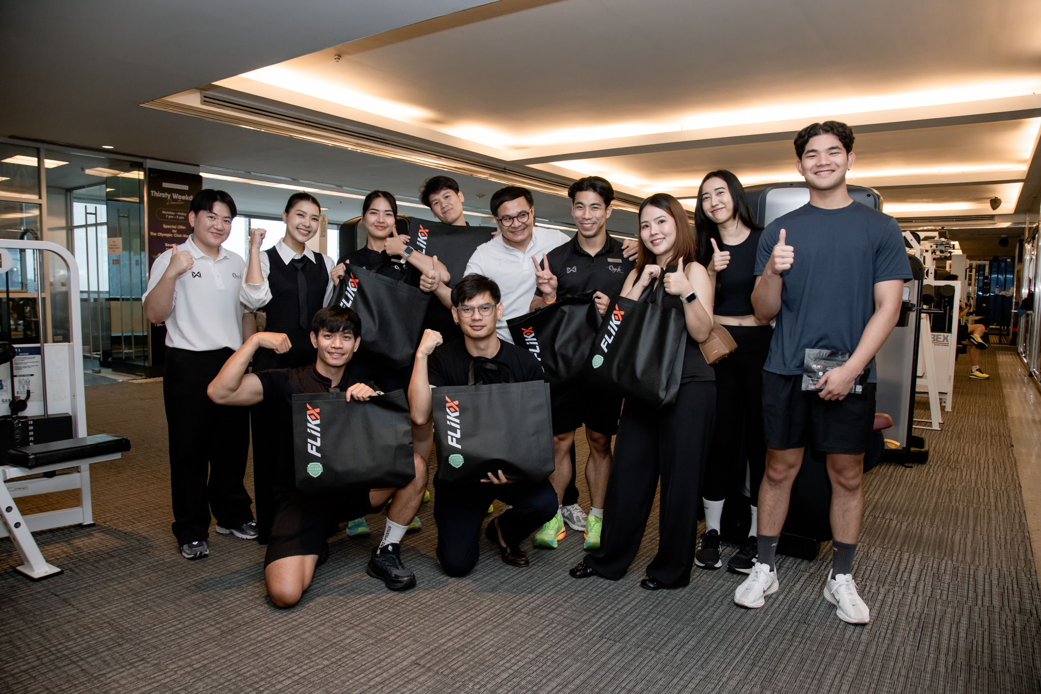 ทีมงานและผู้เข้าร่วมกิจกรรม FLIKX ในฟิตเนส