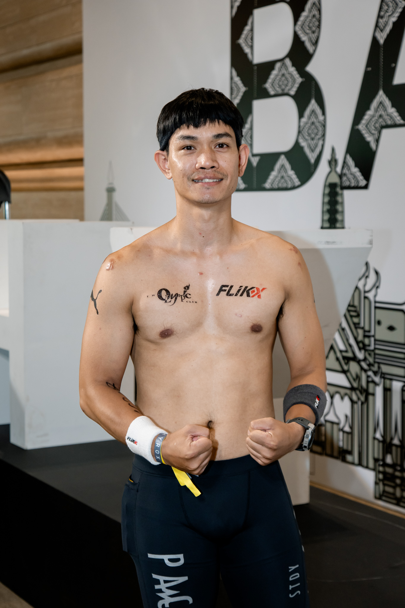 นักกีฬา HYROX สวมสายรัดข้อมือ FLIKX